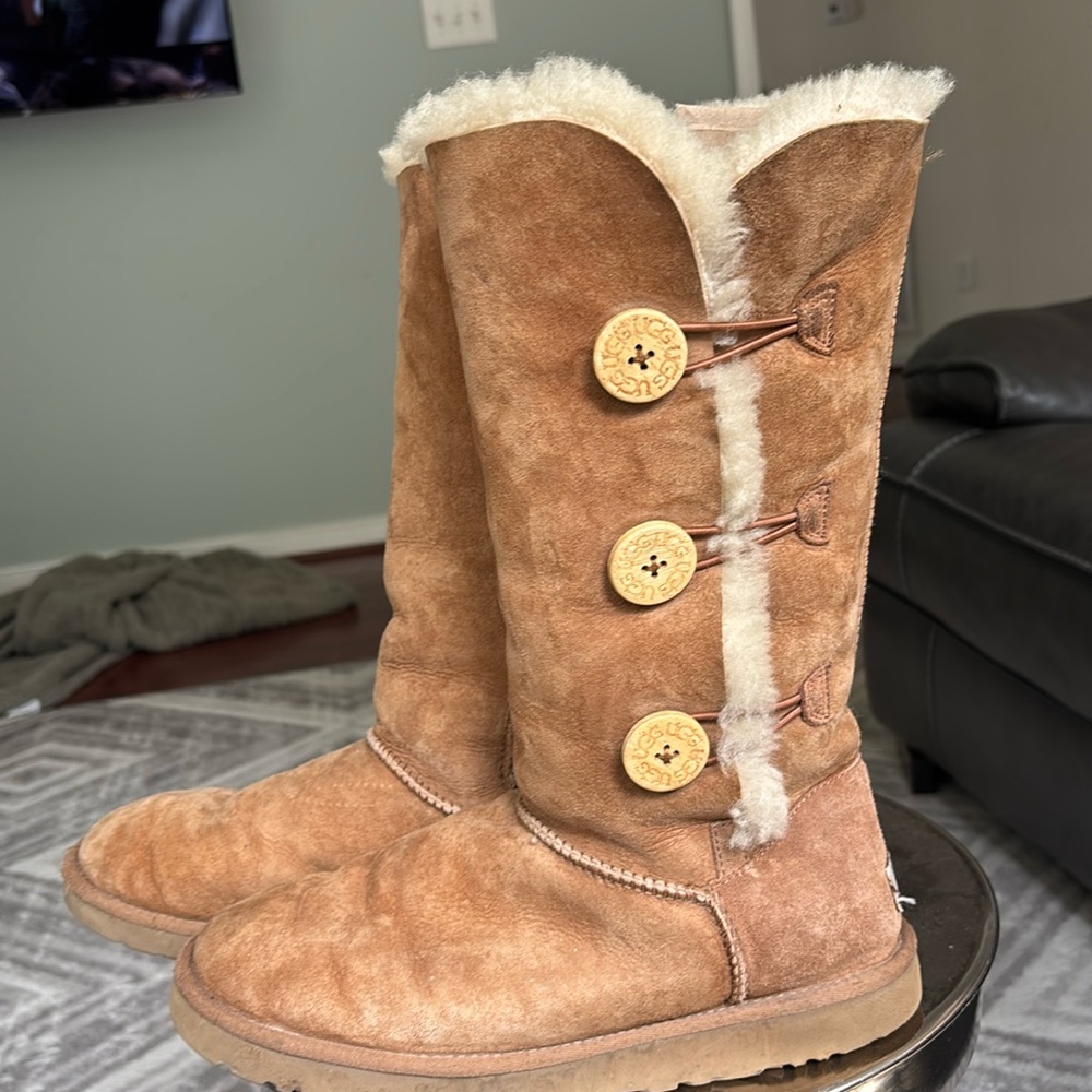 UGG Australia Triple Bailey Button. Chestnut. Sz 9 Sherpa tall